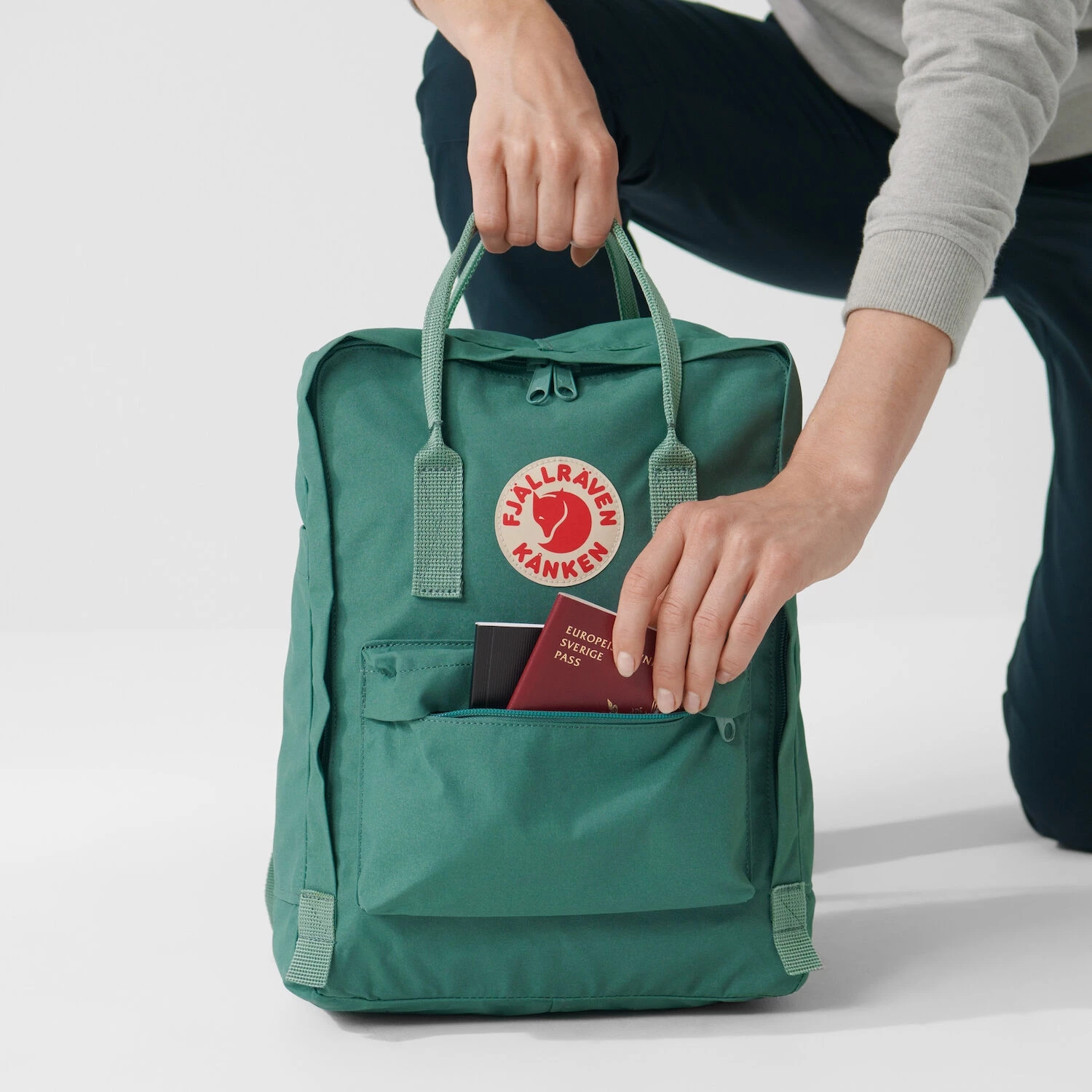 Fjällräven Kånken Rugzak - frost green/confetti pattern FJÄLLRÄVEN Fjällräven Kånken Rugzak - Frost Green/confetti Pattern -Msr Gear Shop fjaellraeven kanken rucksack arctis green 5 1025263